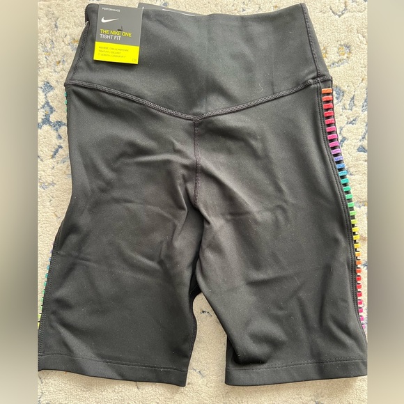 NIKE WOMENS TRAINING SHORTS TIGHT FIT SZ XS - Picture 2 of 2